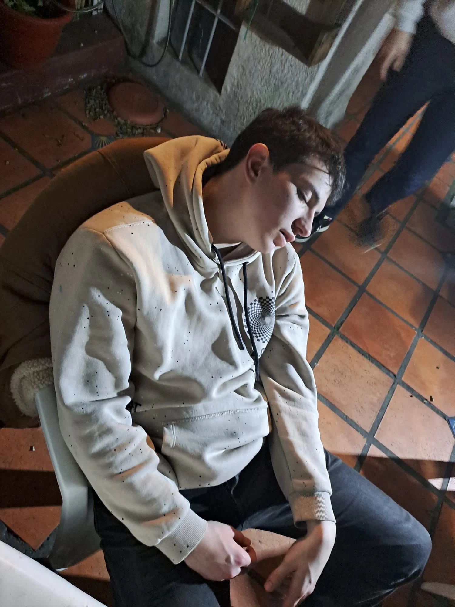 Juan Ignacio dormido en una silla durante una juntada con amigos