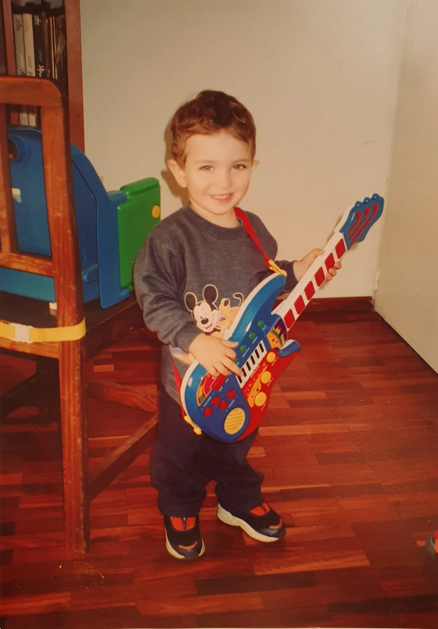 Juan Ignacio de niño sosteniendo una guitarra de juguete